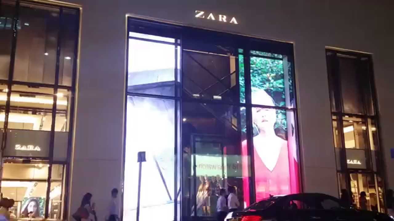 Zara, con pantallas led transparente en su escaparate, para dar vistosidad y atraer a los clientes con imágenes de los productos que luego encontrarán en la tienda, es la mejor manera de aumentar las ventas, y mejorar resultados de tu tienda