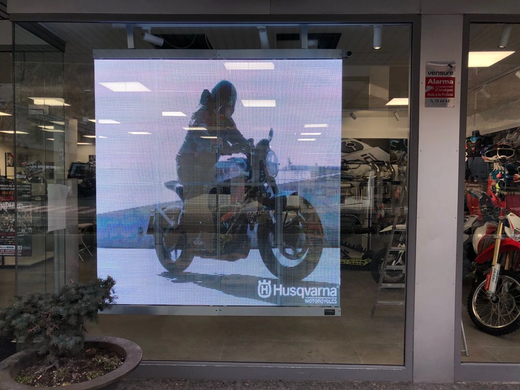 Pantalla LED transparente en concesionario
