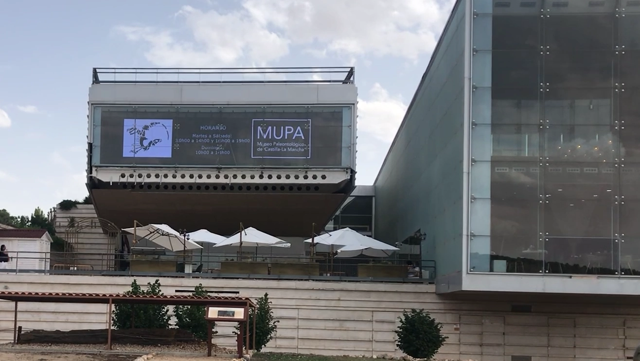 Pantalla LED transparente en museo