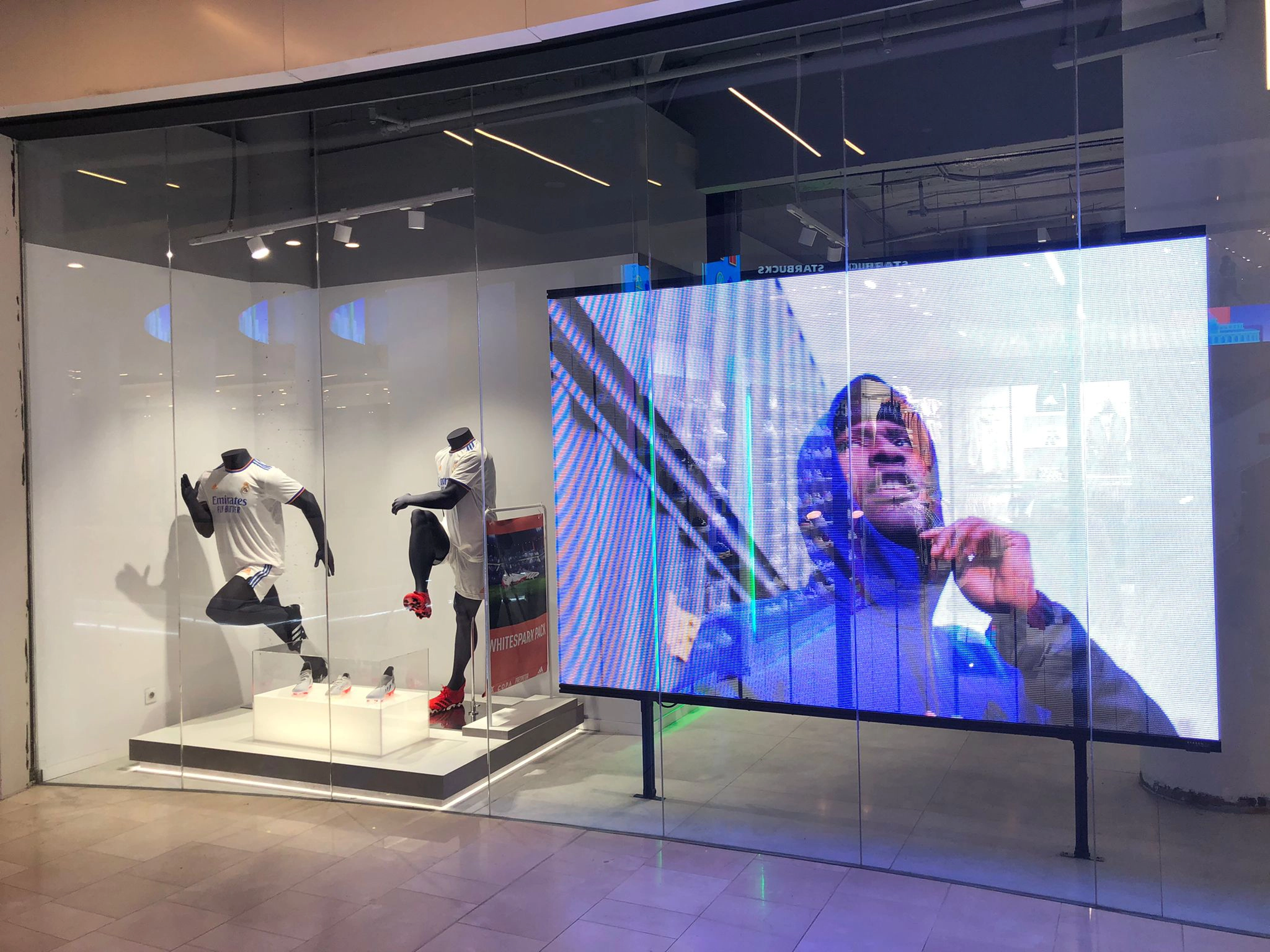 Pantalla LED transparente en centro comercial