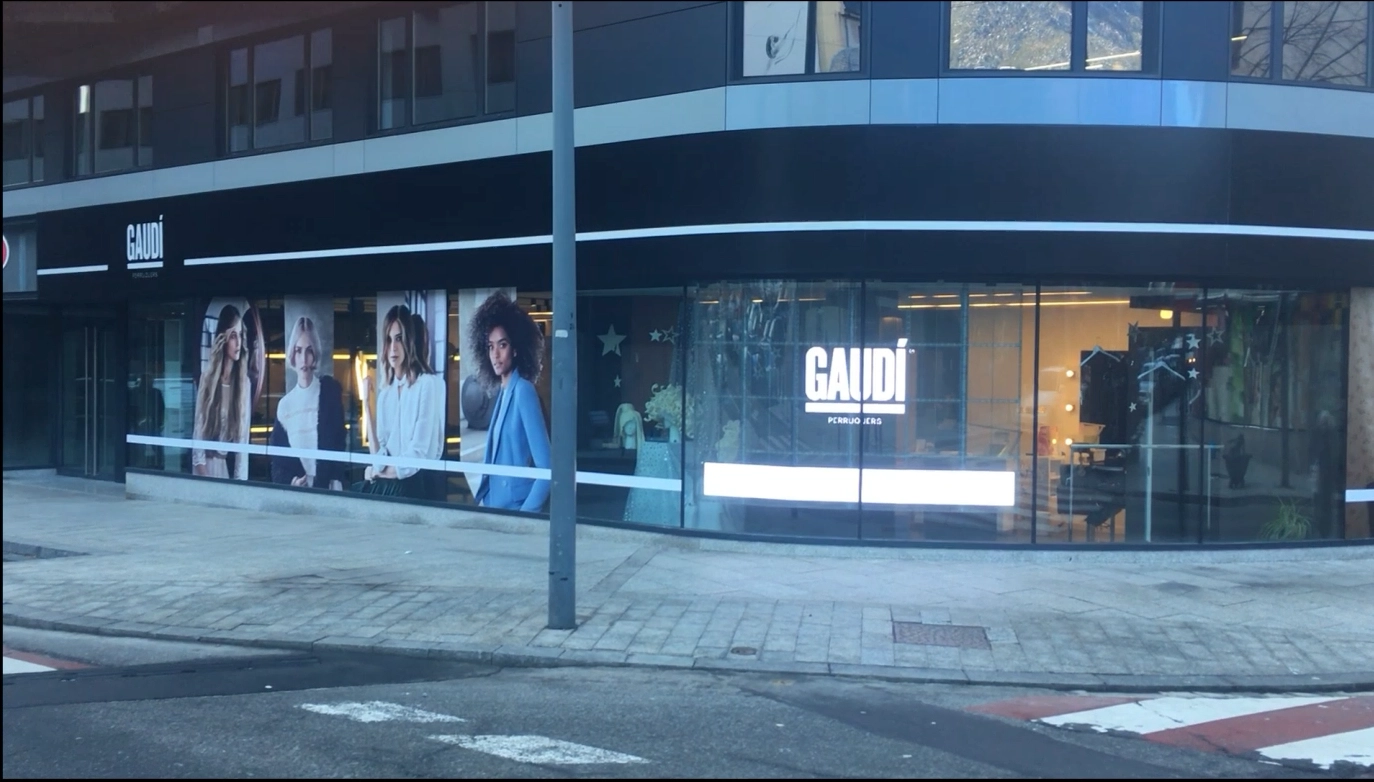 Pantalla LED transparente en retail